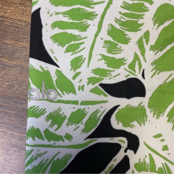 ALO Yoga Leggings Womens XS High Waist Capri Green Palm Springs Print Pants - Picture 8 of 12